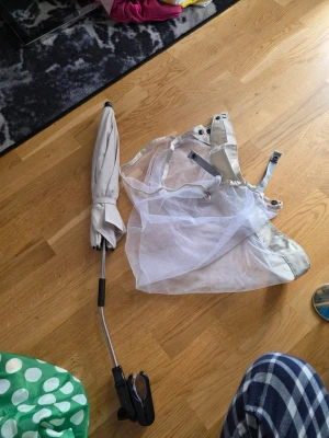 Paraply och myggnät twistshake  - Paraply och myggnät till twistshake vagn. Aldrig använt. 