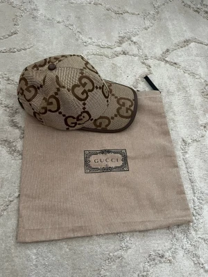 Gg keps - Säljer en mycket fin och unik keps. Den är helt ny utan tags på och dustbag medföljer på köpet😇