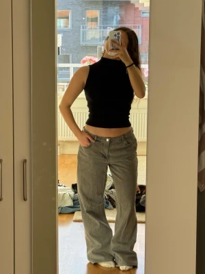 Svart Zara topp - Säljer en super fin trendig polo topp från Zara. Super skönt material, lite cropped - I helt nytt skick. Köpte den och ångrade mig lite senare och använde den aldrig så den är helt oanvänd utöver bilderna. Original pris: 119kr