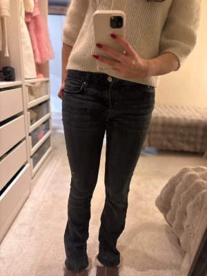 Svarta bootcut jeans från Zara - Snygga svarta jeans från Zara  med klassisk femficksdesign och bootcut-snitt. Jeansen har en mörk tvätt och är tillverkade i mjukt jeansmaterial med stretch för skön passform. Perfekta för dig som gillar en tidlös look.