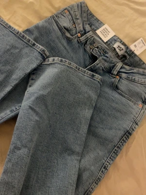 Low waist medium waistLjus blå mörkblå blå jeans byxor pants lager 157 paris embroidery  - Köptes för 399kr. Jeansen passade inte mig så finns tyvärr inga bilder med dem på🙏🏼 pris kan diskuteras. Low waist!!