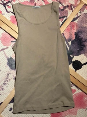 ZARA Linne - Zara linne i beige färg. Bra skick. Storlek M.  Zara tank top in beige. Good condition. Size M.