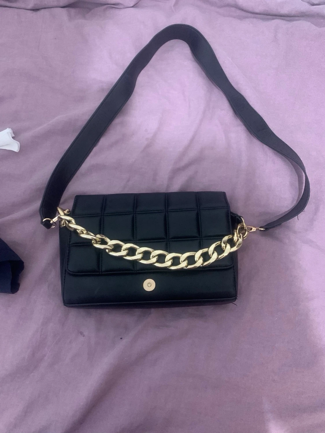 Svart quiltad handväska med guldkedja
