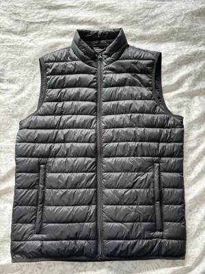 Dunväst - Schysst dunväst aldrig använd. Bra skick, skön & stilig. Modellen är 180cm