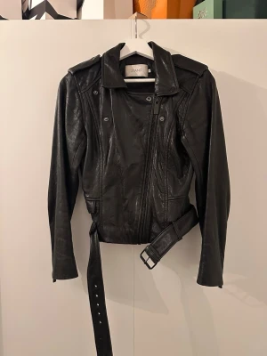 Svart leather jacka - Tja den är i mycket bra skick i storlek S den Stand