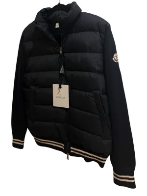  Moncler Cardigan - Säljer en exklusiv Moncler Cardigan i storlek S, marinblå, helt ny med taggar! Sällsynt modell, perfekt för kalla dagar. Pris kan diskuteras - hör av dig snabbt för ett bra köp!
