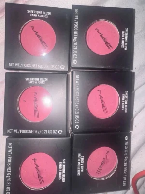MAC Sheertone Blush rosa rouge - Säljer flera MAC Sheertone Blush i en snygg rosa nyans. Rouget kommer i rund dosa med genomskinligt lock och MAC-logga. Perfekt för att ge kinderna en fräsch färg och naturlig finish. Innehåller 6 g per dosa. Det är färgen peachkeeyn man får alla 6 för 900 eller en för 180
