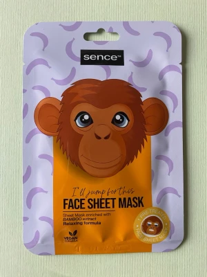 Sense Face sheet mask 3-stycken - Veganska. Bamboo, hallon jordgubb. Masken är veganska och kommer i ett lila, rosa  och orange förpackning med ett lekfullt motiv. Perfekt för dig som vill ge huden lite extra fukt och omvårdnad.