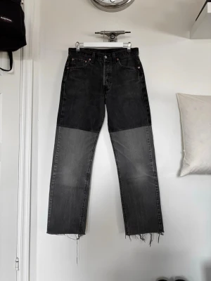 Vintage Levis - Custom ”shorts” Levis. Bredare passform. Midja 42cm. Total längd 108cm. Ben öppning 22cm. Repairs i skrevet.