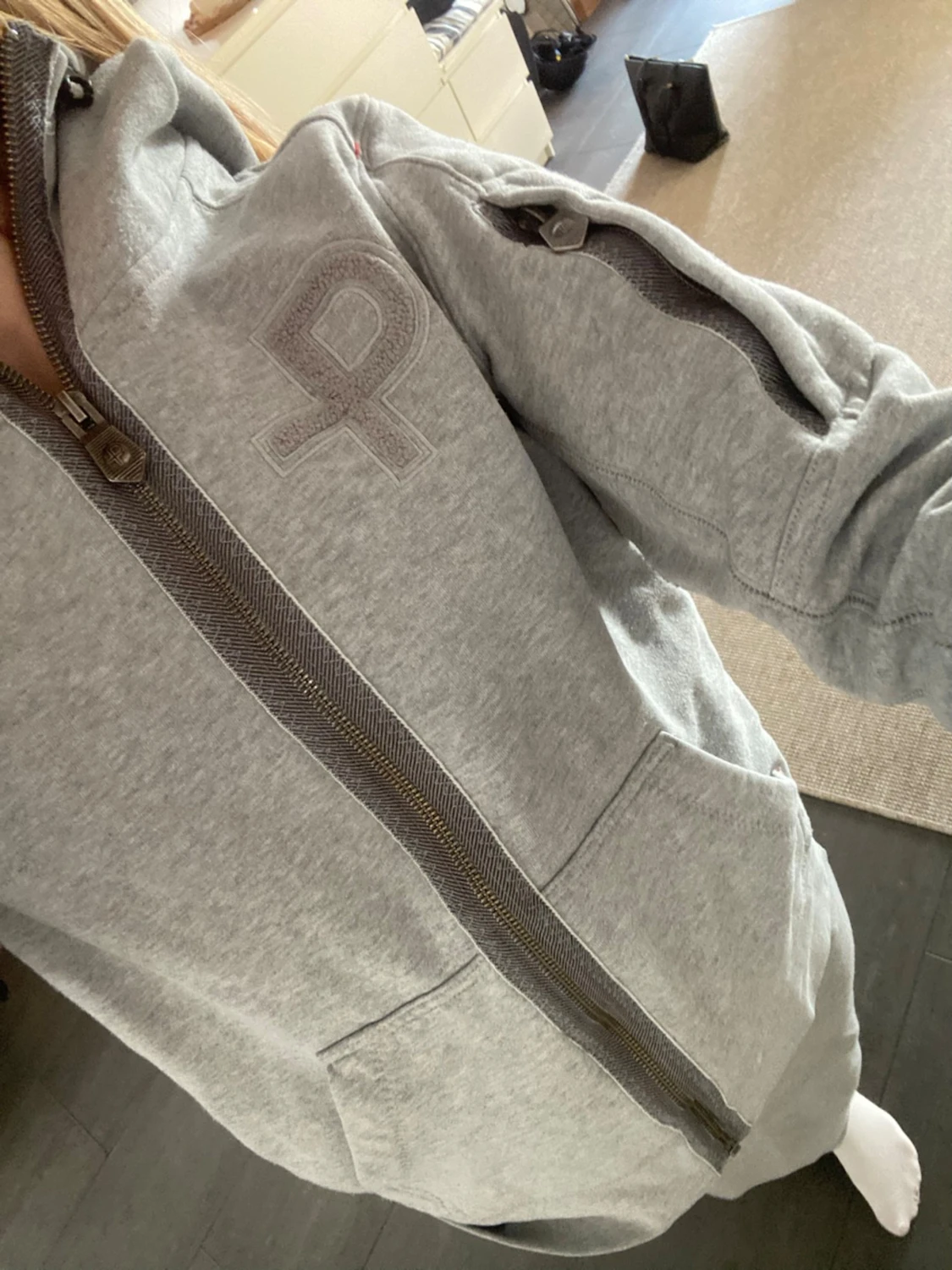 Ljusgrå zip hoodie med huva - 2