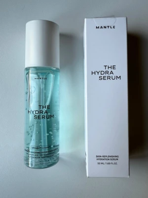 Mantle The Hydra Serum 50 ml - Ett innovativt, bästsäljande serum med manetmucin som ger intensiv återfuktning.   The Hydra Serum är ett djupt återfuktande serum berikat med manetmucin. Maneter har en unik vattenbindande struktur, där mucinet ger 3 gånger mer fukt än hyaluronsyra. Rikt på glykoproteiner, peptider och aminosyror hjälper det också till att öka hudens elasticitet. Nypris 490 kr, testad 2-3 gånger och öppnad för 1 månad sen.