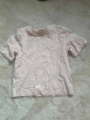 Rosa T-shirt  från gina - Jättefin T-shirt, lite gul vid kragen men det gör nog att tvätta bort jag har inte försökt den här inte används på flera år 