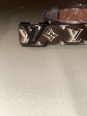 Brown belt - Helt nytt och snyggt bälte, 110 cm långt. Bra kvalitet och aldrig använt. Har du frågor? Dm gärna 