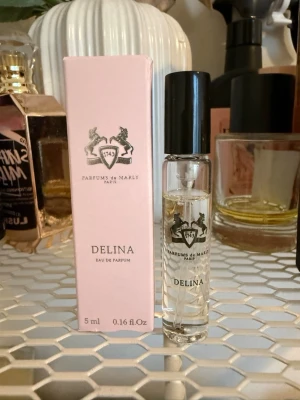 Parfums de Marly Delina miniparfym - En miniparfym från Parfums de Marly Delina, den är i 5ml och har sprejat ca 3 gånger av den, så det är ca 4ml kvar. Perfekt för dig som vill prova parfymen innan man köper en fullflaska.