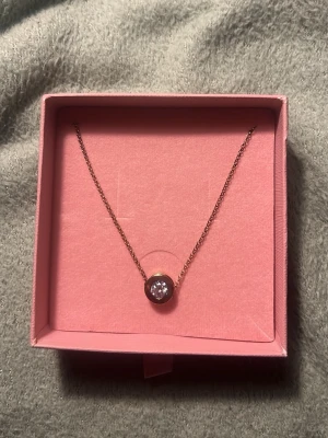 Carolina Gynning armband - Guldigt armband från Carolina Gynning (älskad Armband Guld). Helt oanvänt och i bra skick. Nypris 1390.