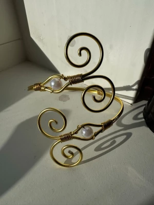 Armcuff  - Finns både i silver och guld💞 Lättböjd material som är enkel att justera. Vid osäkerhet, skriv gärna din till mig din omkrets på armen🥰 Jag gör även customs!