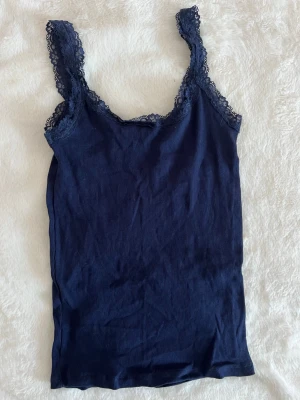 Marinblå spetslinne från Esmara - Marinblått ribbat linne med spetskant