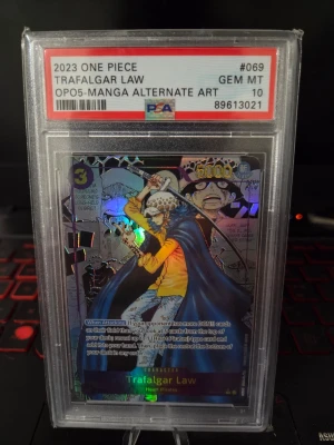 One Piece Trafalgar Law OP05-kort - Säljer ett samlarkort från One Piece TCG, Trafalgar Law OP05-Manga Alternate Art. Kortet har holografisk finish och är graderat PSA 10 GEM MT. Motivet visar Trafalgar Law i färgstarka kläder och cool pose. Perfekt för dig som gillar anime och samlarkort.