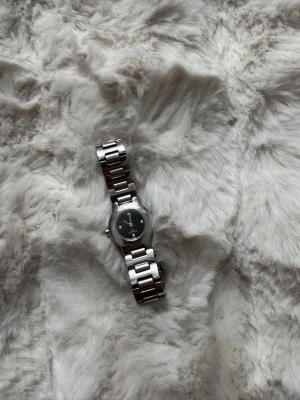 Klassisk silverfärgad armbandsklocka - Stilren armbandsklocka i silverfärgat metallarmband. Superfin assecoar men fungerar tyvärr inte - däremot knappt några tecken på användning❤️