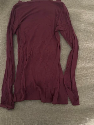 Vinröd intimissmi tröja  - Vinröd intimissmi tröja i storlek S men jag tycker att den är lite längre än mina andra intimissmi tröjor annars sitter den som vanligt (färgen den är i har utgått) ❣️ En söm har gått upp lite i ena ärmen (se 4 bilden) annars är den i fint skick, bara att skriva om ni undrar något så svarar jag så fort jag kan ❤️