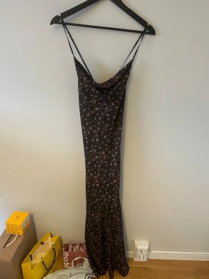 Adoore Verona dress - Säljer nu den fina verona klänningen från Adoore i leopard mönstret ”Brown Leo” som är från ss24 kollektionen. Den är som ny och går inte att få tag på längre. Axelbanden går att justera 💞💞