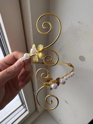 Armcuff  - Finns både i silver och guld💞 Lättböjd material som är enkel att justera. Vid osäkerhet, skriv gärna din till mig din omkrets på armen🥰 Jag gör även customs!