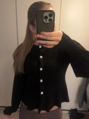 Svart kofta med silver knappar - Säljer denna fina stickade koftan från märket Pieces! Säljer för den ej kommer till användning. Nypris 499 kr, storlek S🥰