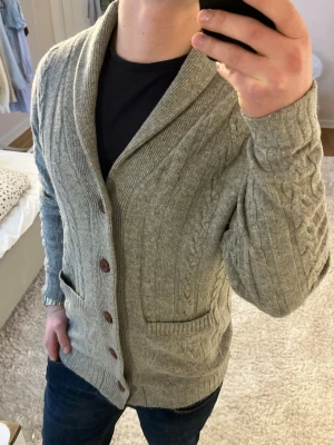 Stickad cardigan  - Cardigan | Mycket bra skick | Size - L | Pris 399 | Hör av dig vid minsta fråga eller fundering📩