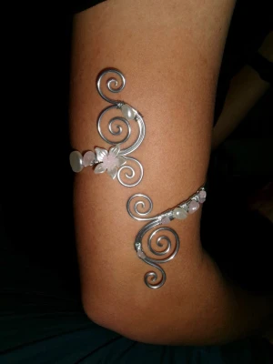 Armcuff  - Finns både i silver och guld💞 Lättböjd material som är enkel att justera. Vid osäkerhet, skriv gärna din till mig din omkrets på armen🥰 Jag gör även customs!