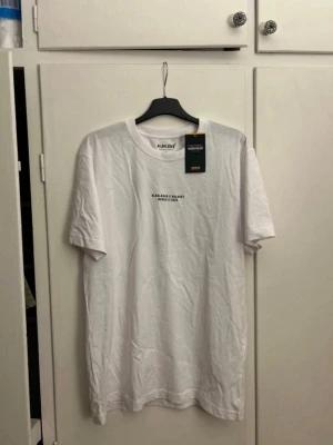 Bolaget x blåkläder T-shirt - Limited edition, tävlades ut på bolaget konsert i Malmö 2025. Aldrig använd, endast lite skrynklig (löser sig i en tvätt). M men sitter större