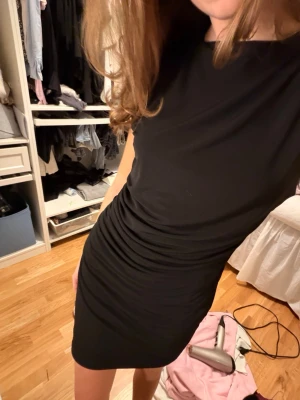 SVART KLÄNNING - Snygg draperad klänning som är oanvänd! Säljer en likadan vit i profilen💋Superfin och snygg och passar året om