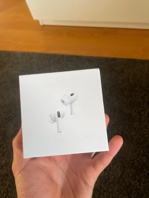 Apple AirPods Pro 2 USB-C - Säljer ett par Apple AirPods Pro (2nd generation) med MagSafe-laddningsetui och USB-C. Trådlösa in-ear hörlurar i vit färg med stilren och kompakt design. Perfekta för musik, samtal och brusreducering. Levereras i originalförpackning.
