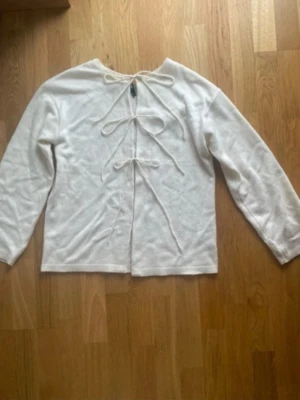 Vit långärmad tröja i Kashmir - Som ny från Bik Bok i deras lyxiga serie. Tröjan är en Kashmir blend i super fint skick. Den kommer från ett djur- och rökfritt hem. Nypris ligger runt 900 kr