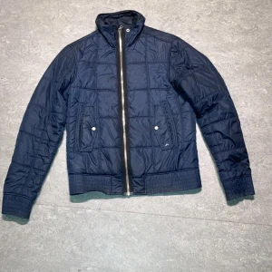 J.Lindeberg Field jacket - Field jacket från J.Lindeberg. Den är storlek M så är ganska stor på han på bilden (177). Sjukt populär så passa på medan vi säljer den så billigt! Perfekt jacka för vår och höst men även soliga vinterdagar. Kolla in profilen för mer