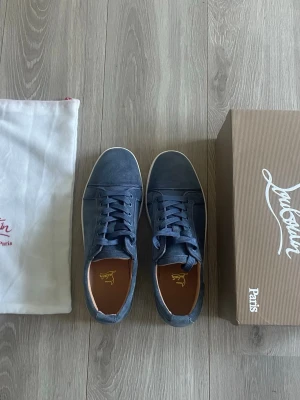 Blå sneakers från Louboutin - Snygga blå sneakers från Louboutin med klassisk snörning och ikonisk röd sula. Skorna är helt nya aldrig använda eller testade 10/10 skick. Alla tillbehör medföljer . STORLEK 42 och 45 FINNS!! Pris kan diskuteras vid snabb affär 