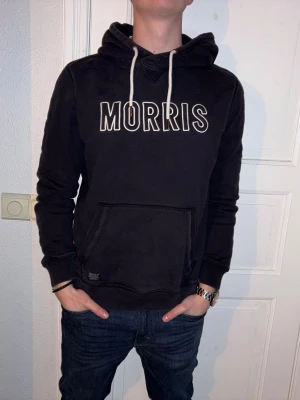 Blå hoodie från Morris - Blå hoodie från Morris i storlek M. Fint skick till ett bra pris. Nypris: 1299kr. Mitt pris: 499kr. Vid frågor eller funderingar, tveka inte att höra av dig.