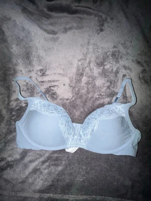 Intimissimi bh - Tyvärr för liten så endast testad men tog bort prislappen🩷 Modellen heter gioia i storlek 75D