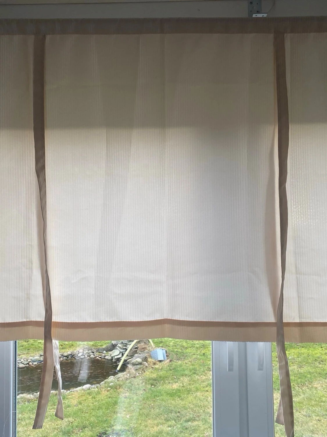 JOTEX Beige hissgardin med band - 1