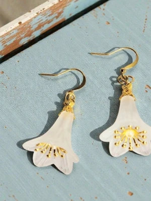 Blomformade örhängen i vitt och guld - Unika örhängen formade som blommor i frostad vit akryl med guldfärgade detaljer och guldpläterade krokar. De har en elegant och lekfull design som sticker ut. Perfekta för dig som vill ha något annorlunda och trendigt i smyckeskrinet.