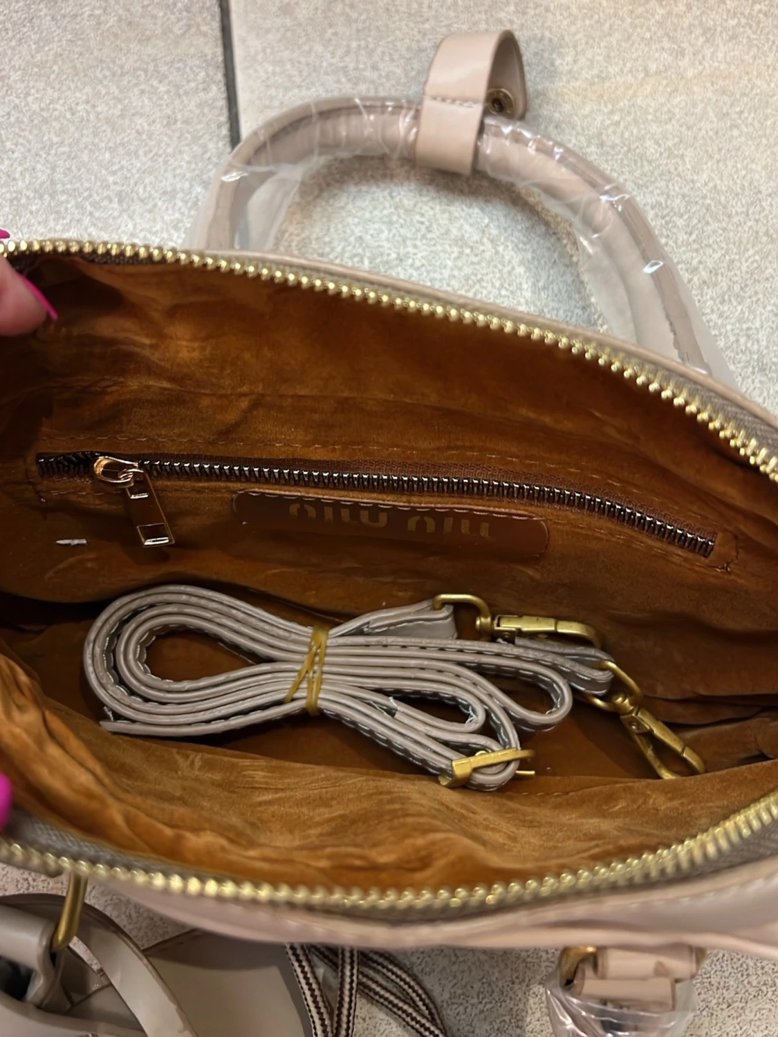 Beige handväska med pärldetaljer - 4