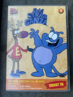 Eek! Stravaganza dvd - DVD-skiva med "Eek! Stravaganza 1" innehåller avsnitten "Girigeek", "Björngänget", "Kattsanova" och "Eek och de flygande tefaten". Speltid är cirka 90 minuter.  Finns på språk: Svenska, Engelska, Norska   OBS!! skivorna är begagnade så det kan förekomma repor/hairlines på skivorna, men då jag kollar igenom alla filmer jag säljer garanterar jag att alla funkar felfritt om inget annat står! :)