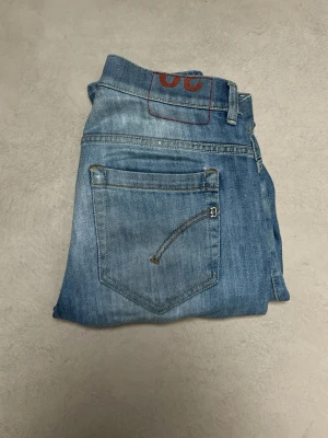 Dondup George - Säljer nu ett par riktigt snygga Dondup George. Dem är i bra skick och knappt använda av mig. Dem är i storlek 30. Dem har ett litet hål på ena knät annars är dem 🙌helt felfria🙌. Tveka inte på att höra av er vid frågor.