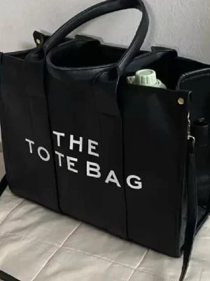 The Tote Bag - The Tote Bag i nyskick, oanvänd. Plats för dator finns! 