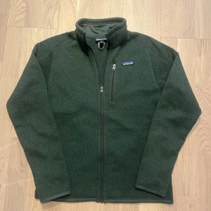 Mörkgrön fleece från Patagonia - Säljer denna mörkgröna patagonia fleecen perfekt till hösten. Säljer den för att jag har växt ur den. Storleken är S och skulle säga att den passar om man är runt 175-180. bara att höra va sig om man undrar något!