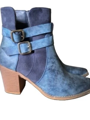 WAT THE BRAND - Boots stl. 39 - Snygga blå stövletter med två dekorativa spännen och dragkedja på sidan. Skorna har en markerad träfärgad klack och är gjorda i ett mockaliknande material. Perfekta för dig som vill ha en cool och trendig look.