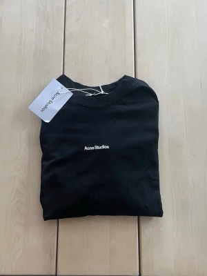 Helt ny Acne Studios tshirt - Tjena! Säljer nu en riktigt snygg tshirt från Acne Studios. T-shirten är HELT NY, med lappen fortfarande kvar. Den är ju som sagt helt ny, så finns inga defekter. Jag säljer denna eftersom jag fick den i julklapp men den inte passade mig. Den är i storlek S. Hör av er vid närmsta fundering! ❗️Kolla även in min profil för fler feta plagg❗️