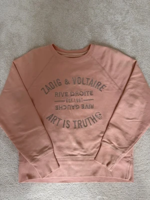 Zadig et Voltaire tröja - Cool rosa sweatshirt från Zadig & Voltaire med trycket 'Art is Truth'. Tröjan har rund halsringning, långa ärmar och mjukt material som känns skönt mot huden. Perfekt för en avslappnad och trendig look. Nypris 2100, har haft och använt denna tröja i 2 år, därav priset! 💕