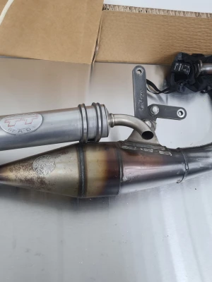 Leovince TT avgassystem moped - Säljer ett riktigt fräsch leovince tt rör som är urpluggat, nypolerad dämpare avgasystemet är för stående minarelli motorer