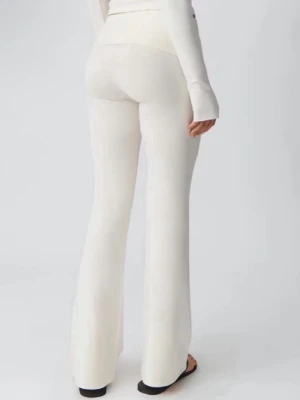 Gina tricot byxor - Vita mjukis fold byxor. Yoga pants liten defekt som inte syns. Passar storlek S. Storlek är 164. Jätte mjukt material