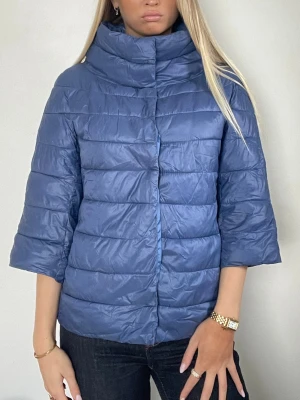 Blå hernolikande jacka  - Följ för likande💓 blå hernoliknande jacka som är mycket lik orginalet med trekvartsärm krage och knappar. Passar perfekt för vinter/vår och är i mycket bra skick. Storlek S! Tryck köp nu! 